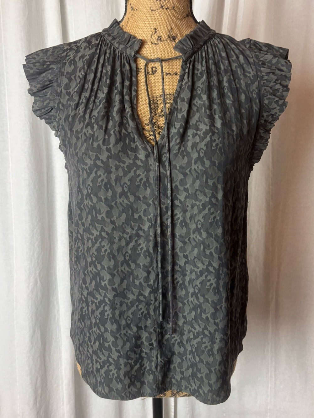 Current Air Margot Pleated Sleeve Tie Neck Ruffle Collar Top Green Camo Sz XS
